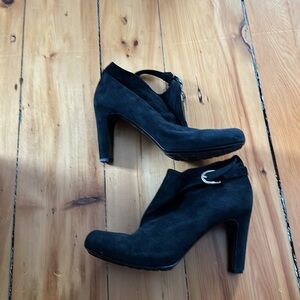 Roberto del Carlo black suede booties
